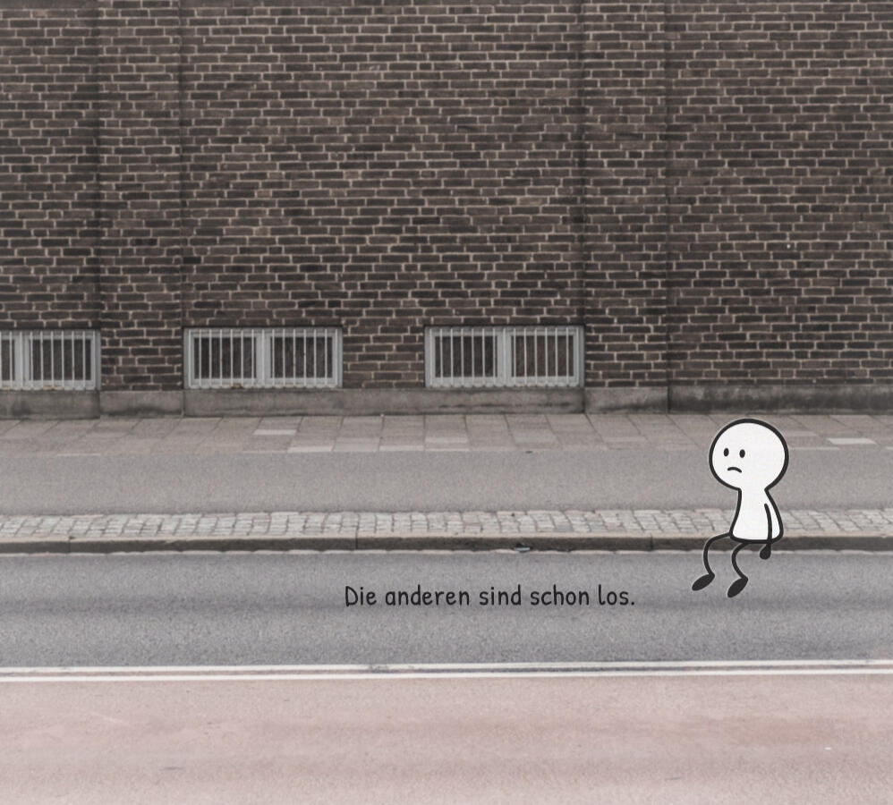 Kleine Figur sitzt an einer leeren Straße vor einer Backsteinwand. Unten steht: „Die anderen sind schon los.“