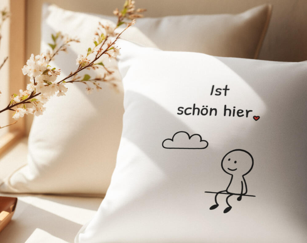 Kissen mit Illustration „Hab was mitgebracht.“ in ruhiger Szene, als kleine Geschenkidee mit Herz und schlichter Gestaltung.